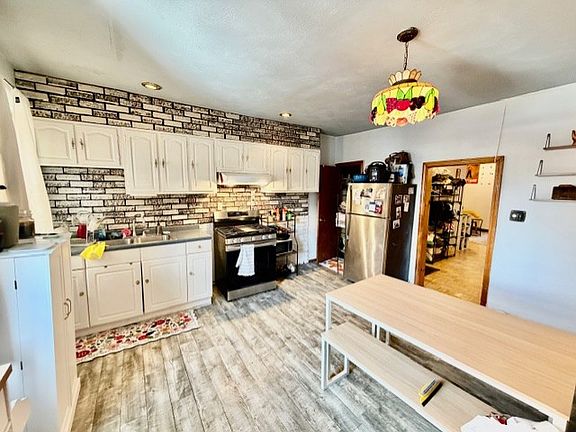 2nd image of 240 Hanover St #4