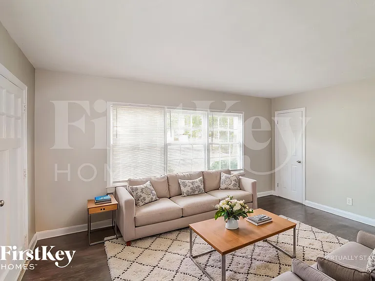 1823 Lee St — Photo 4