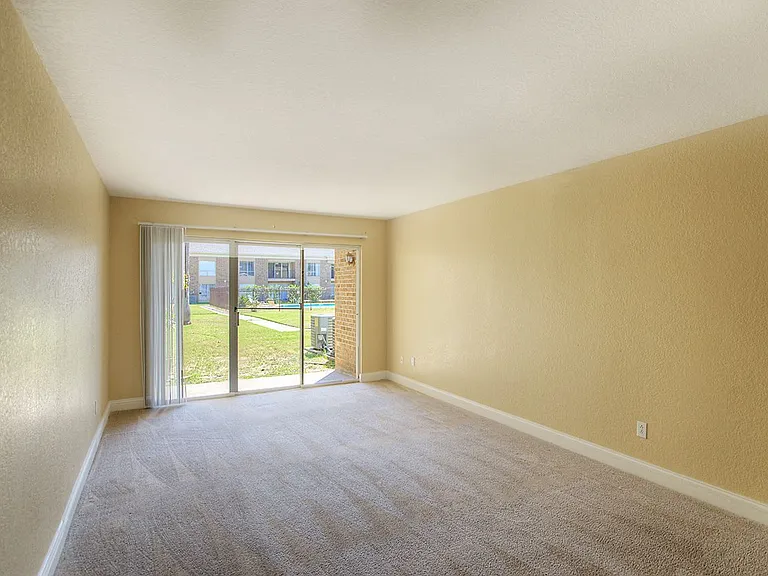 ASHTON PLACE APARTMENTS — Photo 5