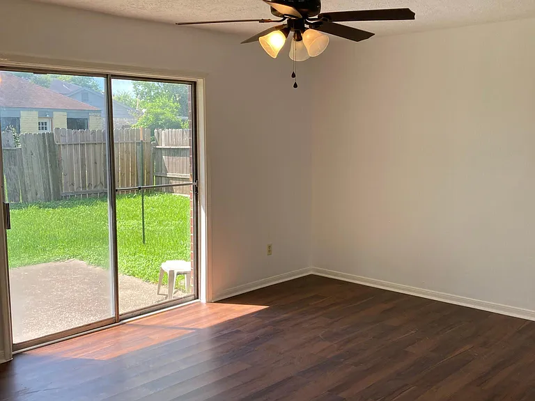 2108 N Austin Ave — Photo 9