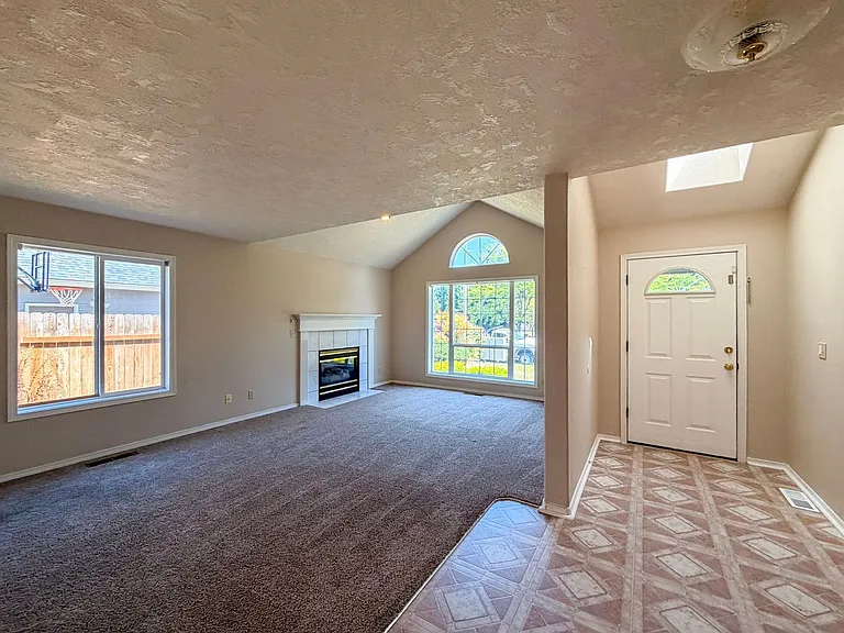 7349 Oneil Rd NE — Photo 3