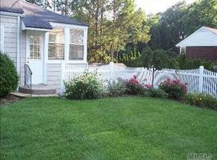 1 Winans Pl, Locust Valley, NY 11560
