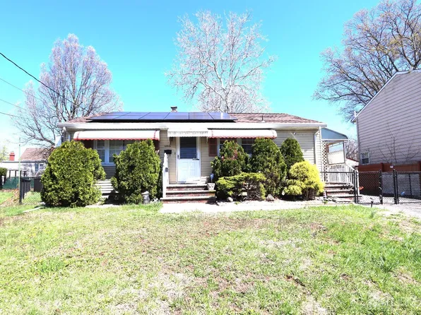 89 Oak Ln, Edison, NJ 08817