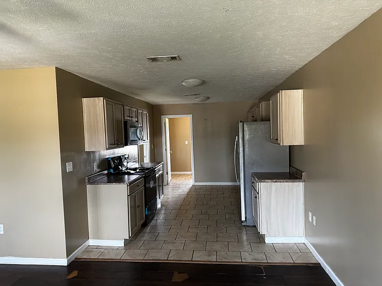 613 Mitchell St — Photo 2