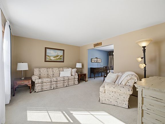 3rd image of 705 S Goldenrod Dr