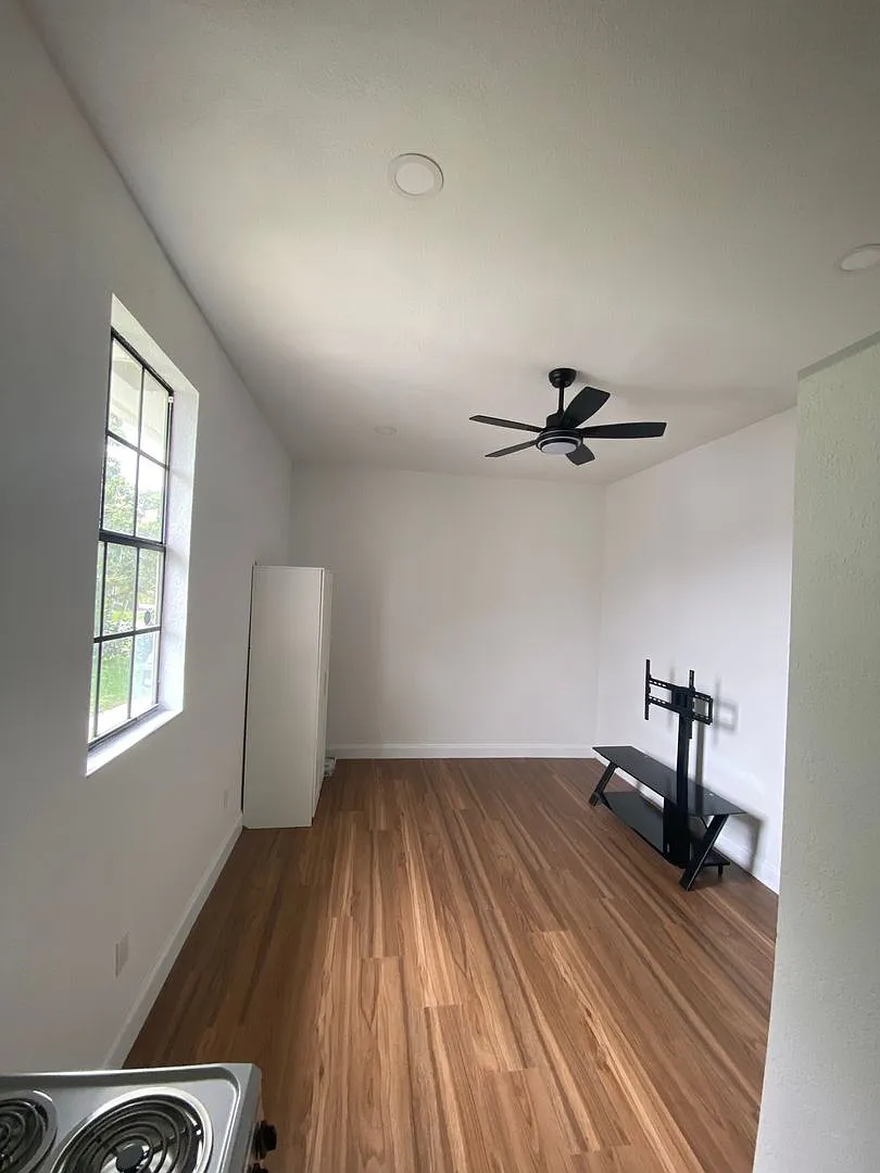 Recently Renovated Studio for One in Lantana — Photo 2