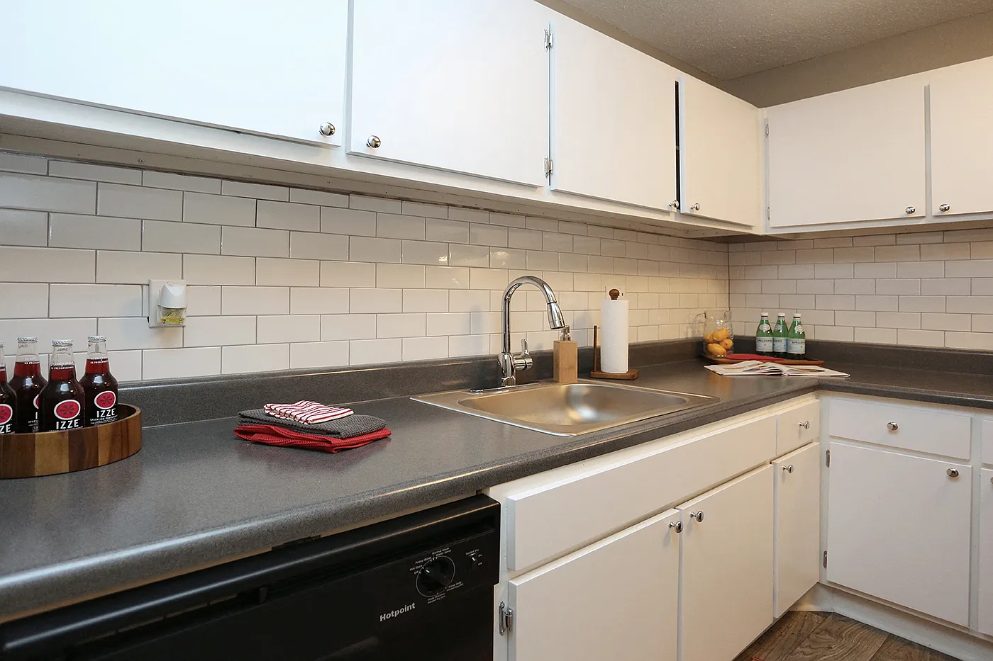 555 Mansell — Photo 3