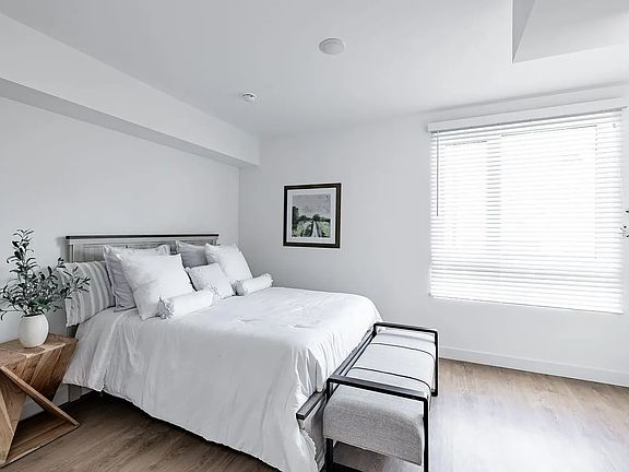 4th image of 14526 W Kittridge St #711