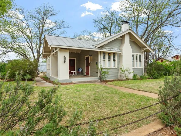 215 E Travis St, Fredericksburg, TX 78624