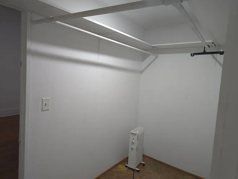 216 Elizabeth Ter — Photo 10