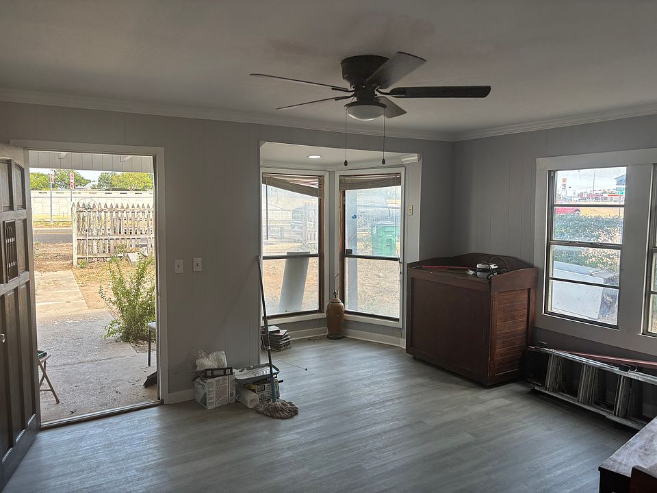 1st image of 325 E 6th St