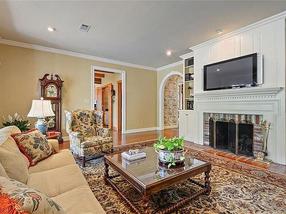 3rd image of 7037 Woodstock Dr