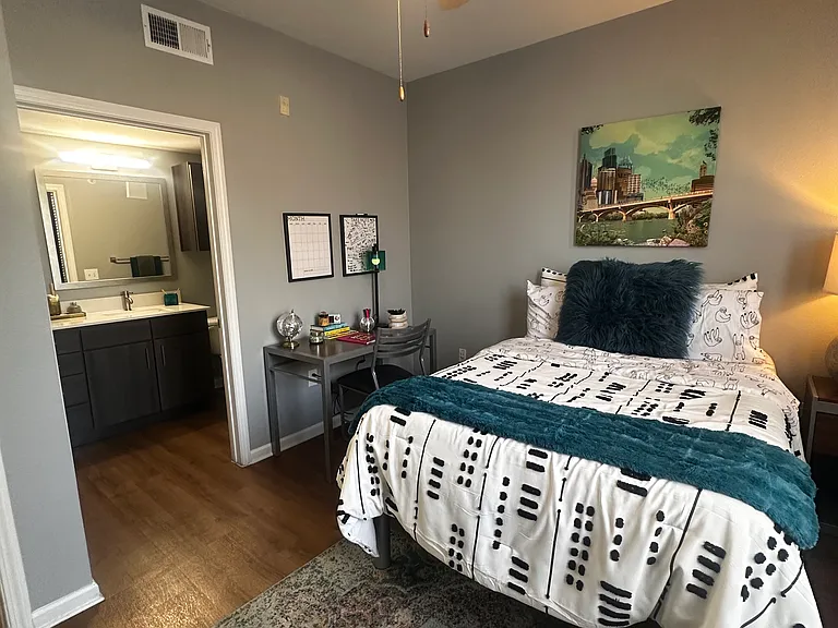 The Quarters Sterling House (Student Housing - Rent by the Bed) — Photo 42