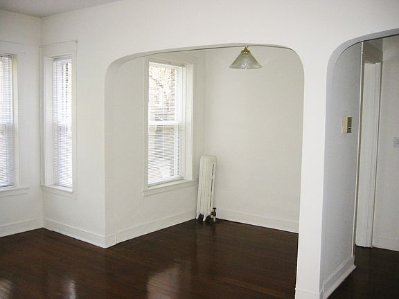 3rd image of 933 W Cornelia Ave APT 1A
