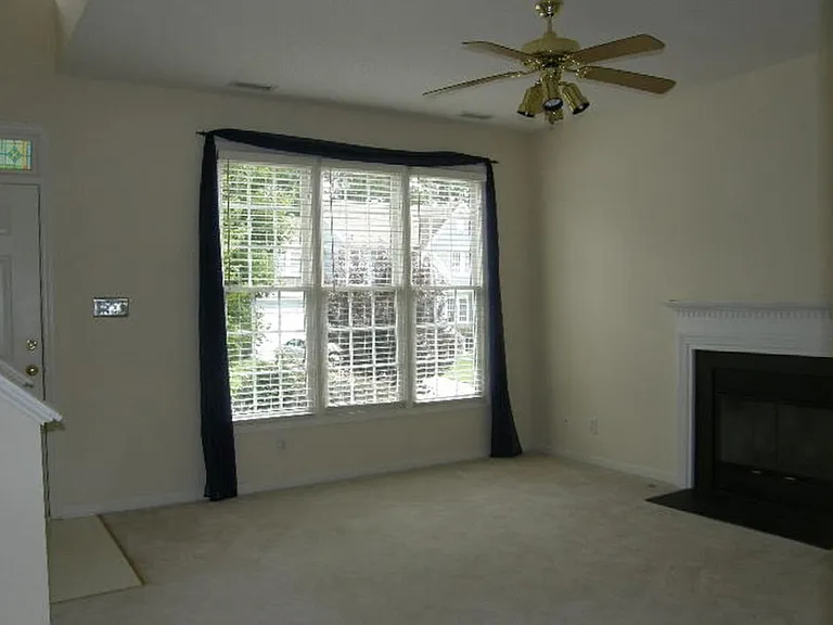 207 Cove Creek Dr — Photo 5