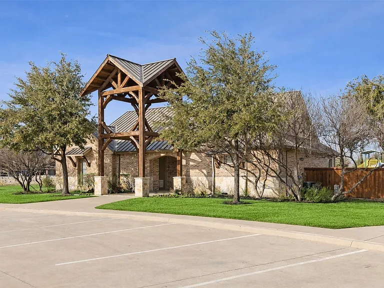 3908 Lucan Ln — Photo 34