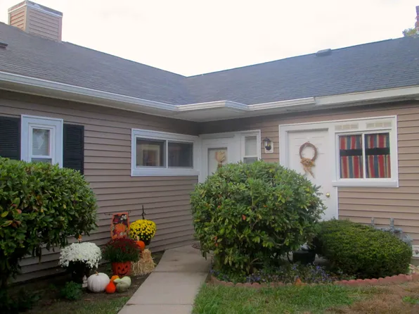 62 Horseshoe Dr, Chicopee, MA 01022