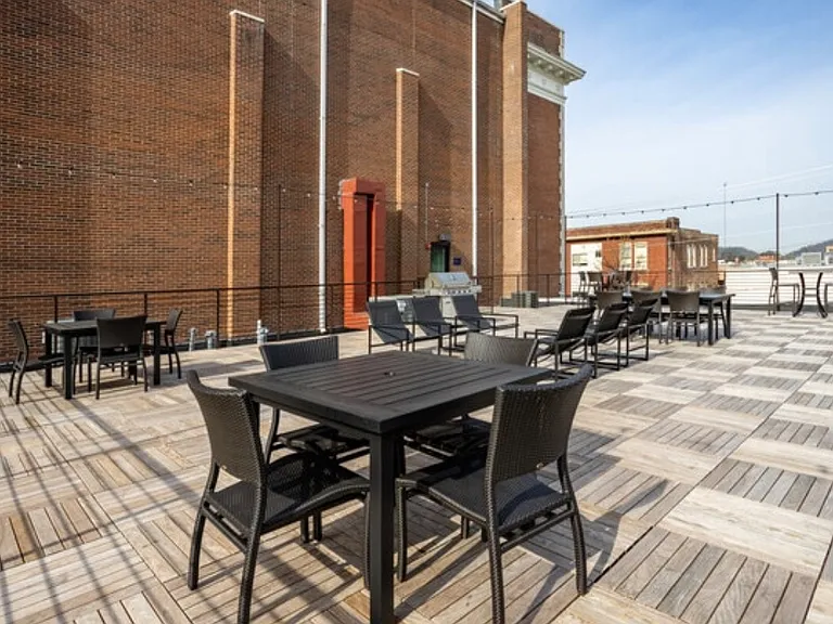 Knox High Apartments — Photo 8