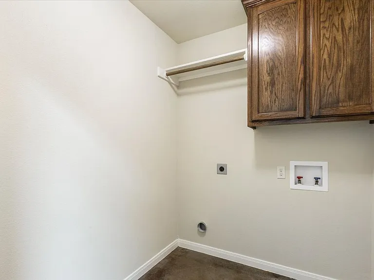 621 Monticello Cir — Photo 24