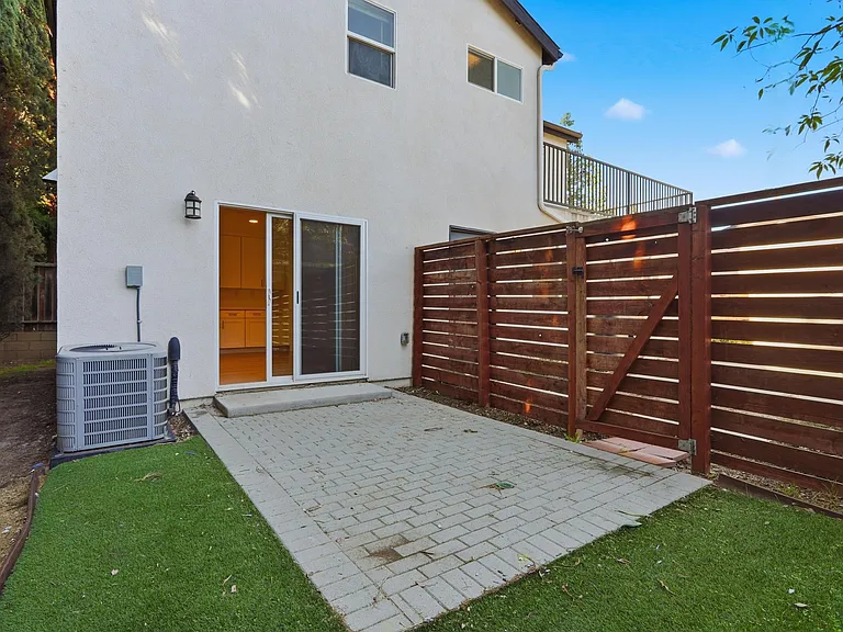 20220 Stagg St — Photo 14