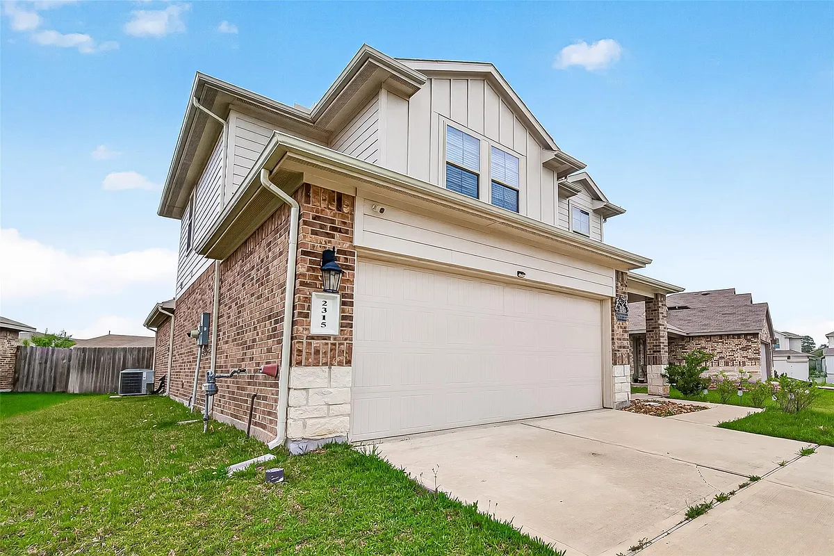 Building Photo - 2315 Spruce Cliff Ln