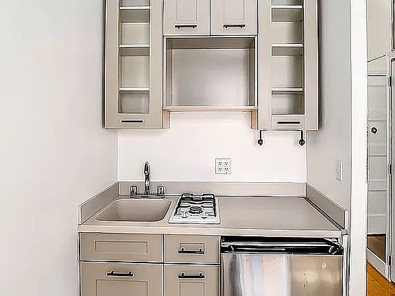 3rd image of 320 W 75th St APT 5B
