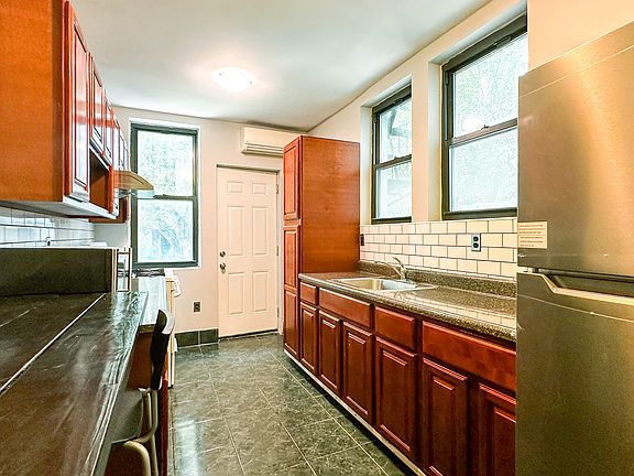 5th image of 31 Jefferson St #B