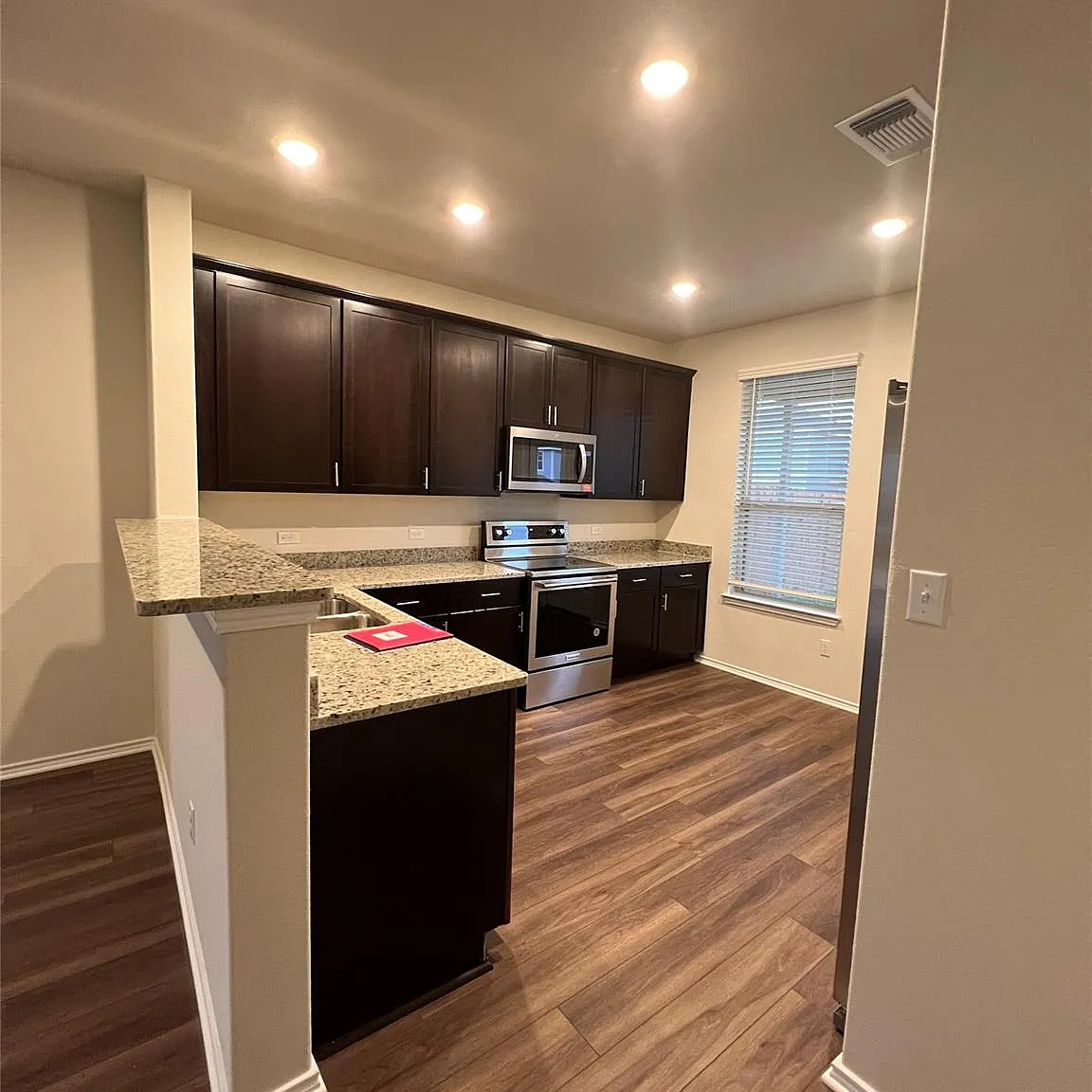4 bed, 3.0 bath, 2156 sqft, $2,199 — Photo 3