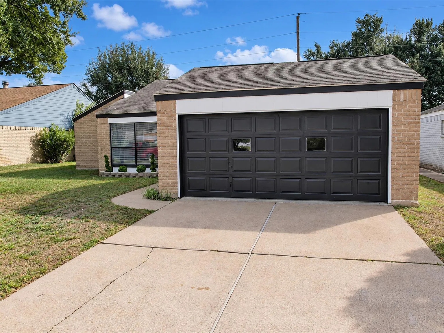 3 bed, 2.0 bath, 1377 sqft, $1,950 — Photo 3
