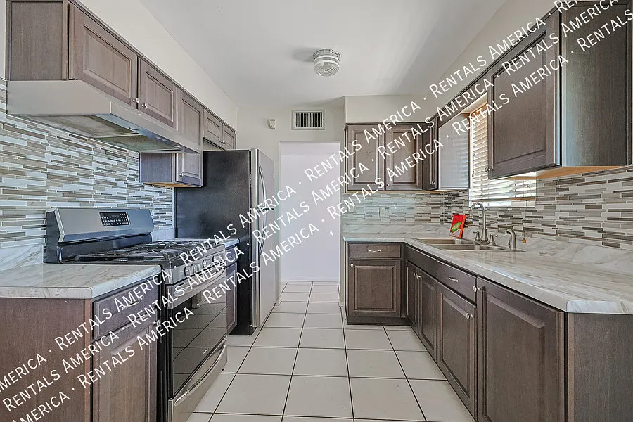 3 bed, 1.5 bath, 1540 sqft, $1,735 — Photo 4