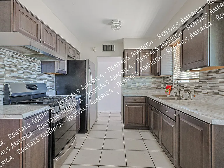 2114 W Myrtle Ave — Photo 4