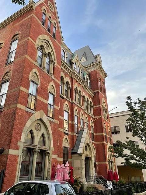 11 Fitzhugh St S #401