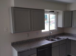 1212 Bowler St, Hiawatha, IA 52233