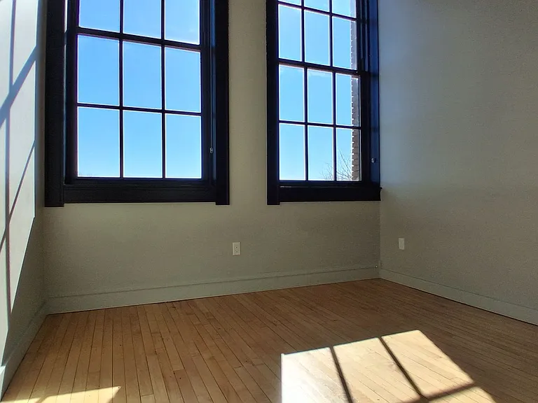 215 N Webster Ave — Photo 8