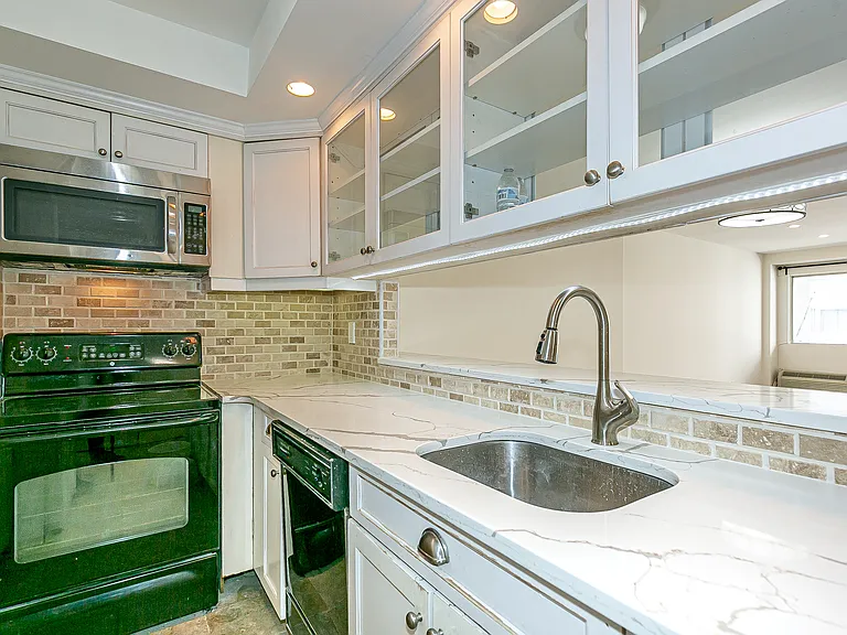 88 Cuttermill Rd #418 — Photo 11