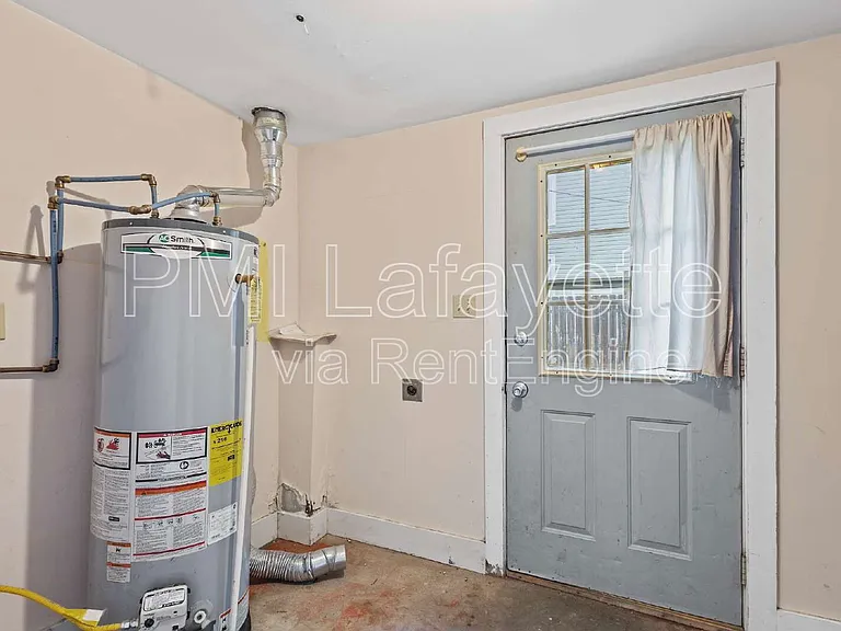403 S East St — Photo 9