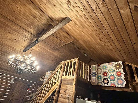 5th image of 589 Hayes Ridge Rd
