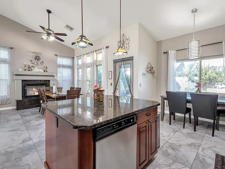 2072 W Harrison St — Photo 4