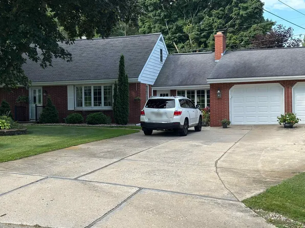 5427 Oakleaf Dr, Luxemburg, WI 54217