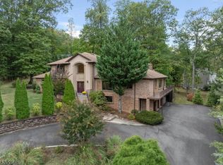 61 Overlook Dr, Woodcliff Lake Boro, NJ 07677