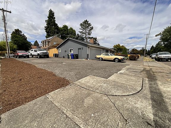 5th image of 223 N 13th Ave