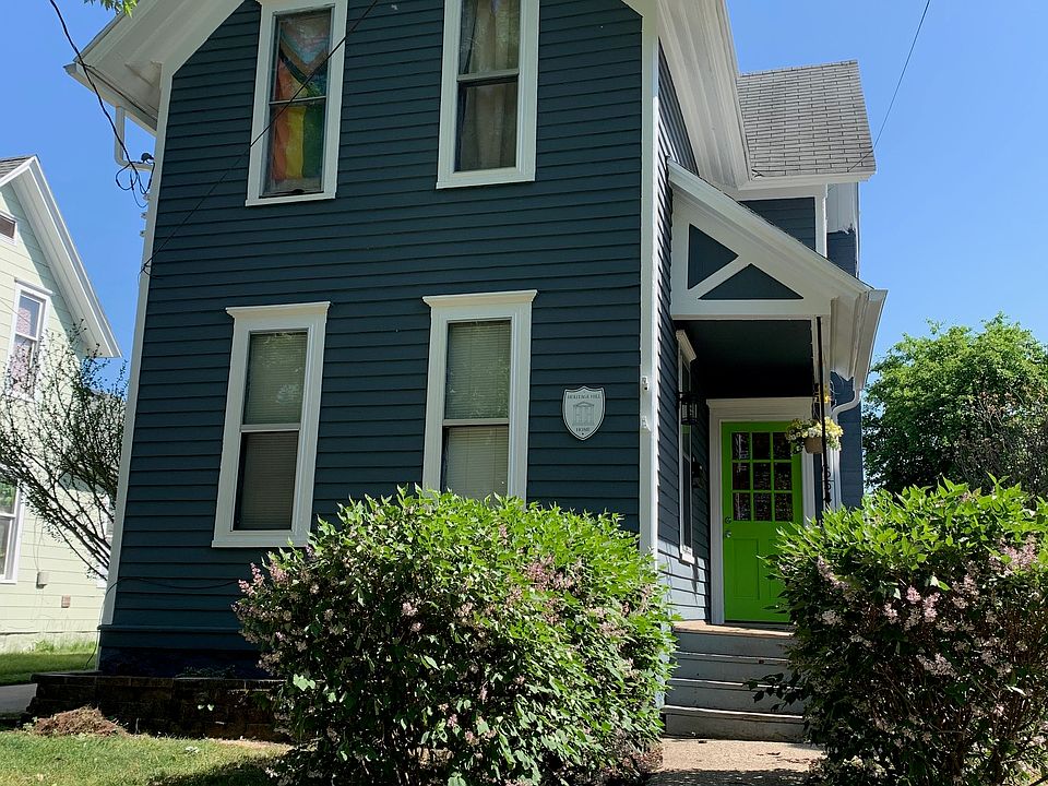 1st image of 554 Crescent St NE