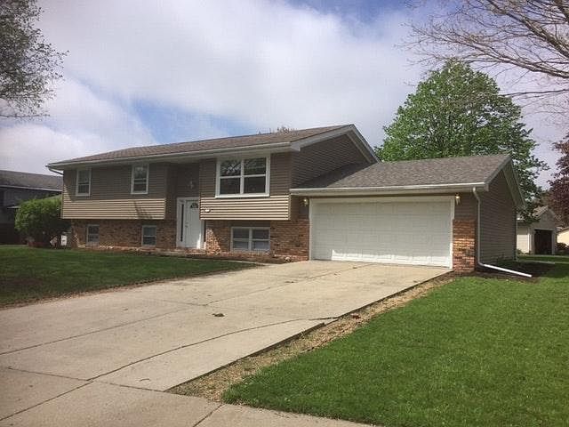 213 Edwards 4 BR , 3 Bath Bilevel