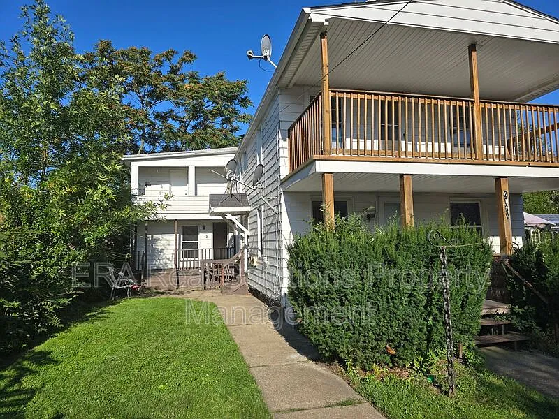 2 bed, 1.0 bath, $1,050 — Photo 2