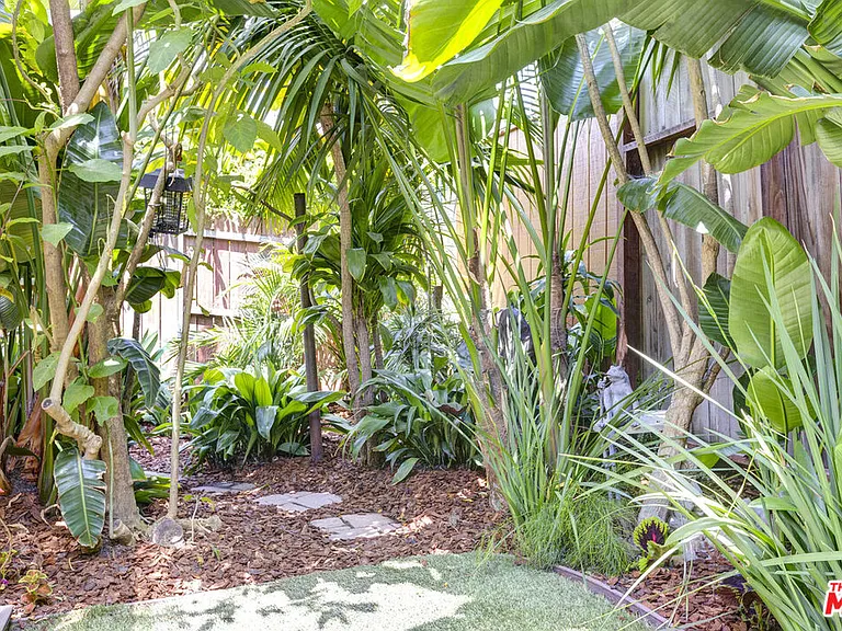 1138 1/2 Poinsettia Pl — Photo 2