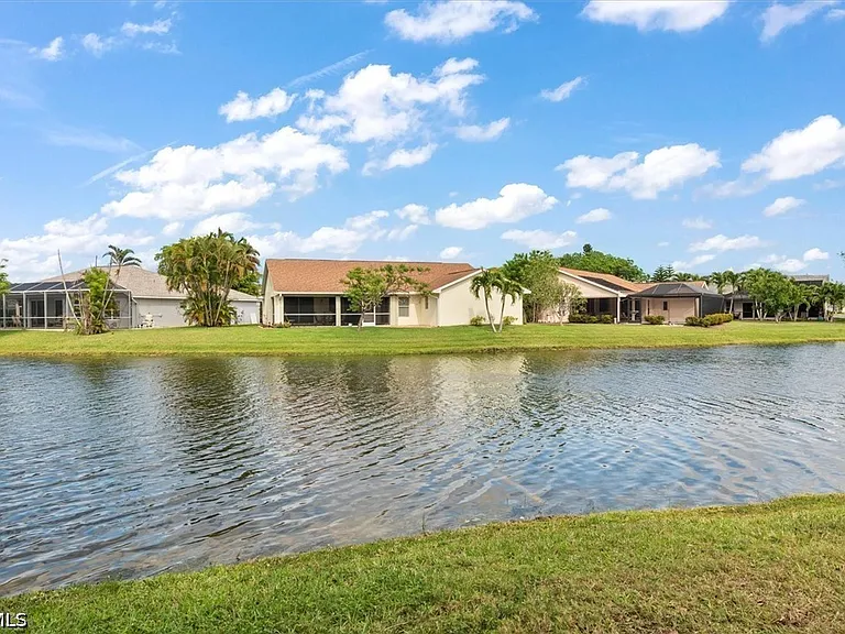 9241 Bramble Ct — Photo 4