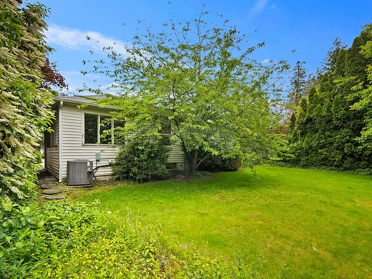 295 NE Alder St — Photo 32