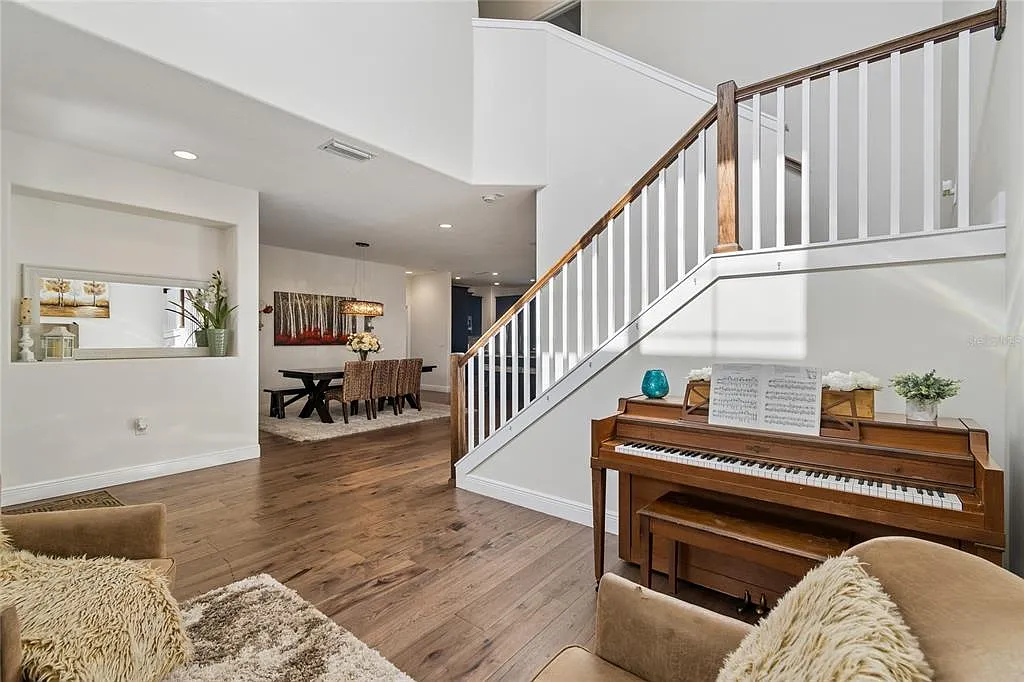 5 bed, 3.0 bath, 2570 sqft, $8,000 — Photo 4