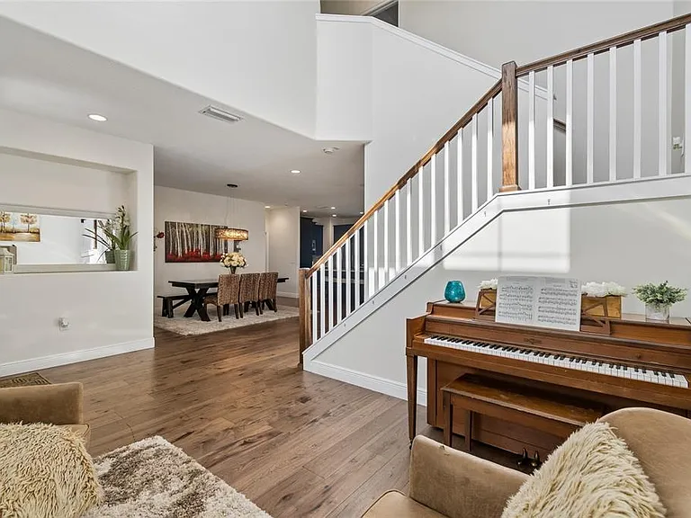 110 S Beverly Ave — Photo 4