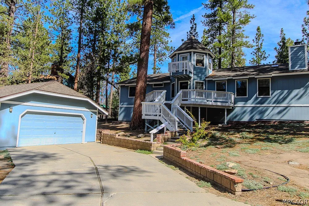 3 bed, 2.0 bath, 2080 sqft, $3,200 — Photo 1